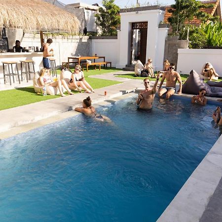 Zentiga Surf Hostel Canggu Exteriör bild