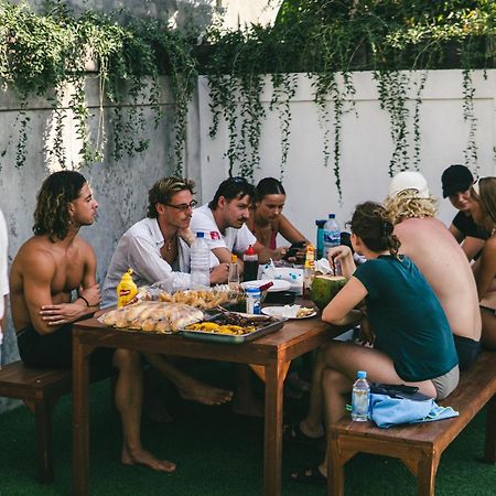Zentiga Surf Hostel Canggu Exteriör bild
